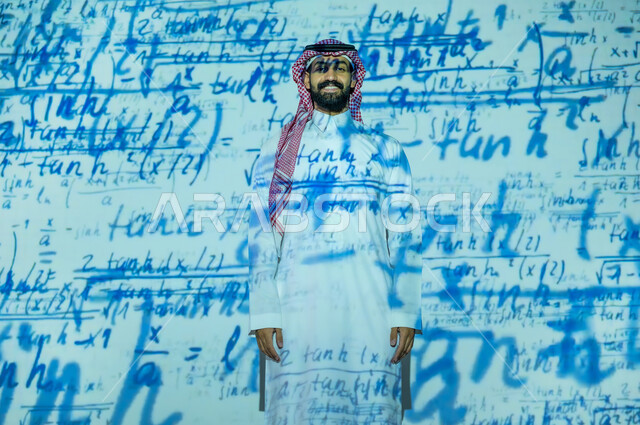 التطور العلمي والتقني في المملكة العربية السعودية, ايماءات الفرح والسرور، دمج العلم بالتكنولوجيا في مادة الرياضيات، رجل عربي خليجي سعودي يرتدي الثوب التقليدي والشماغ مبتسم يقف أمام الأرقام والحسابات الرياضية، الخلفية قوانين خوارزميات رياضية