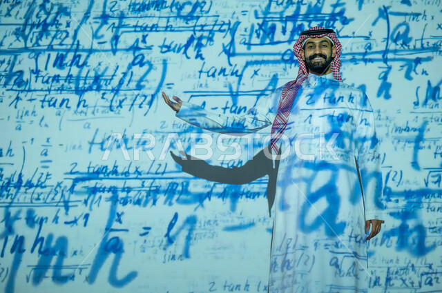 ايماءات الفرح والسرور، دمج العلم بالتكنولوجيا في مادة الرياضيات، رجل عربي خليجي سعودي يرتدي الثوب التقليدي والشماغ يشير بيده إلى الأرقام والحسابات الرياضية، التطور العلمي والتقني في المملكة العربية السعودية, الخلفية قوانين خوارزميات رياضية