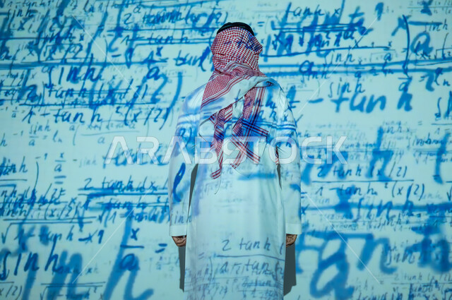 دمج العلم بالتكنولوجيا في مادة الرياضيات، رجل عربي خليجي سعودي يرتدي الثوب التقليدي والشماغ يقف أمام أرقام وحسابات رياضية باللون الأزرق، التطور العلمي والتقني في المملكة العربية السعودية, الخلفية قوانين خوارزميات رياضية