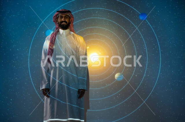 نمو قطاع الفضاء في المملكة العربية السعودية، ايماءات السعادة والفخر، رؤية مستقبلية سعودية ٢٠٣٠، التطور الرقمي والتكنولوجي، شاب عربي سعودي خليجي يرتدي الثوب التقليدي يقف بين الكواكب والنجوم ينظر إلى الكاميرا، خلفية هيولوجرامية ثلاثية الأبعاد لحركة الكواكب حول الشمس
