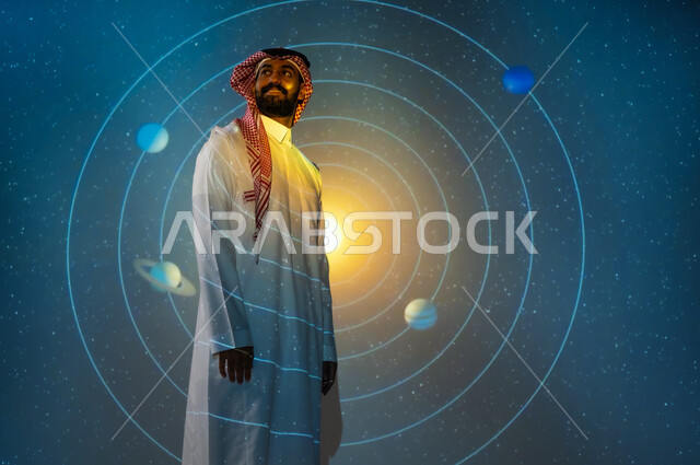ايماءات السعادة والفخر، رؤية مستقبلية سعودية ٢٠٣٠، نمو قطاع الفضاء في المملكة العربية السعودية، التطور الرقمي والتكنولوجي، شاب عربي سعودي خليجي يرتدي الثوب التقليدي يقف بين الكواكب والنجوم ينظر إلى الأعلى، خلفية هيولوجرامية ثلاثية الأبعاد لحركة الكواكب حول الشمس
