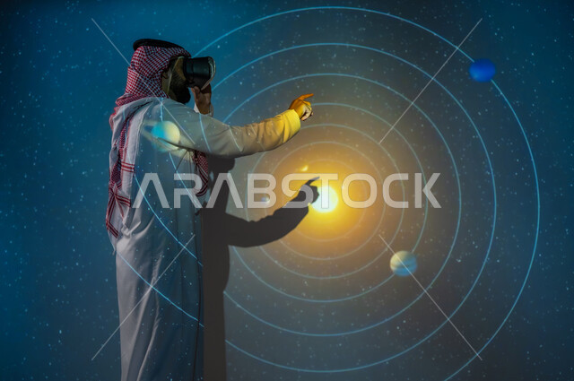 نمو قطاع الفضاء في المملكة العربية السعودية، التطور الرقمي والتكنولوجي، رؤية مستقبلية سعودية ٢٠٣٠، شاب عربي سعودي خليجي يرتدي الثوب التقليدي ينظر من خلال نظارات الفي ار ويشير بيده إلى الكواكب والنجوم، خلفية هيولوجرامية ثلاثية الأبعاد لحركة الكواكب حول الشمس
