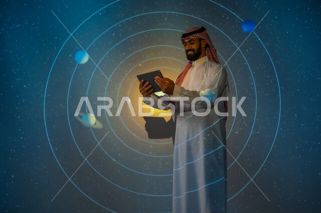 التطور الرقمي والتكنولوجي، رؤية مستقبلية سعودية ٢٠٣٠، نمو قطاع الفضاء في المملكة العربية السعودية، شاب عربي سعودي خليجي يرتدي الثوب التقليدي يقف بين الكواكب والنجوم يحمل بيده جهاز لوحي، خلفية هيولوجرامية ثلاثية الأبعاد لحركة الكواكب حول الشمس