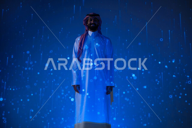 رؤية مستقبلية سعودية ٢٠٣٠، التطور الرقمي والتكنولوجي في المملكة العربية السعودية، شاب عربي سعودي خليجي يرتدي الثوب التقليدي مبتسم ينظر إلى الكاميرا بايماءات السعادة والفخر، خلفية هيولوجرامية ثلاثية الأبعاد لخطوط ونقاط مضيئة