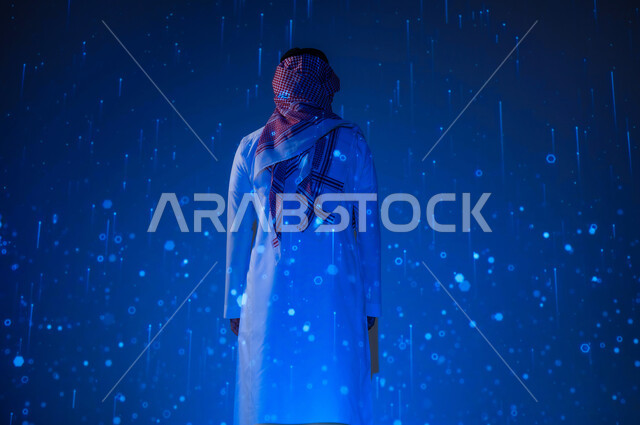 التطور الرقمي والتكنولوجي في المملكة العربية السعودية، شاب عربي سعودي خليجي يرتدي الثوب التقليدي ينظر إلى خلفية هيولوجرامية ثلاثية الأبعاد لخطوط ونقاط مضيئة، رؤية مستقبلية سعودية ٢٠٣٠