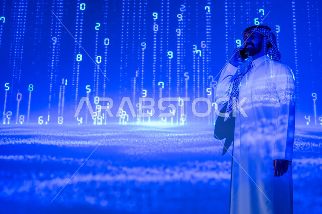 التواصل مع الآخرين عن بعد، التطور الرقمي والتكنولوجي، استخدام الأكواد والخوارزميات المتطورة، شاب عربي سعودي خليجي يرتدي الثوب التقليدي مبتسم يقوم بالتحدث عبر الهاتف المحمول، رؤية مستقبلية سعودية ٢٠٣٠، لغات برمجية عالمية، خلفية هيولوجرامية ثلاثية الأبعاد للأرقام المضيئة