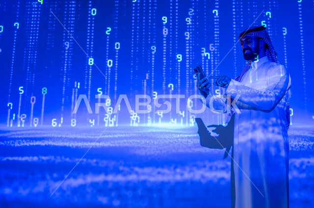 التطور الرقمي والتكنولوجي، استخدام الأكواد والخوارزميات المتطورة، شاب عربي سعودي خليجي يرتدي الثوب التقليدي مبتسم يقوم بالعمل على الهاتف المحمول، رؤية مستقبلية سعودية ٢٠٣٠، لغات برمجية عالمية، خلفية هيولوجرامية ثلاثية الأبعاد للأرقام المضيئة
