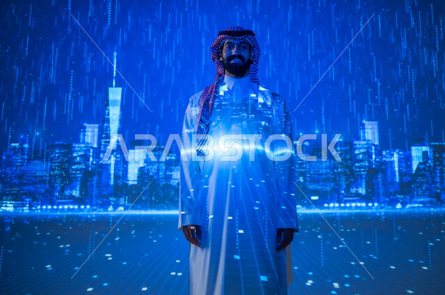 ايماءات السعادة والفرح بهطول الأمطار، الأجواء الممطرة في المملكة العربية السعودية، شاب عربي سعودي خليجي يرتدي الزي التقليدي يقف تحت المطر أمام الأبراج وناطحات السحاب وينظر إلى الكاميرا بابتهاج، زيارة الأماكن المحلية
