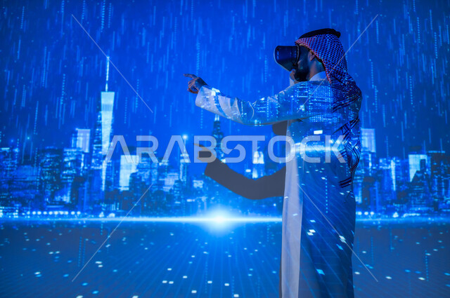 الاستفادة من التقنيات الحديثة، شاب عربي سعودي خليجي يرتدي الزي التقليدي ونظارات الفي ار يقف تحت المطر يشير بيده إلى الأبراج وناطحات السحاب، محاكاة الواقع الافتراضي في الأجواء  الممطرة في المدينة، تقدم وتطور التقنية والتكنولوجيا الحديثة