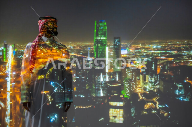 مركز الملك عبدالله المالي في الرياض، الأبراج والمنشأت المعمارية، ذكرى اليوم الوطني للسعودية في 23 سبتمبر، الاحتفال بالأعياد والمناسبات الوطنية، رجل عربي خليجي سعودي مبتسم يرتدي الزي التقليدي يقف بجانب علم المملكة العربية السعودية يحتفل يوم العلم السعودي في11 مارس