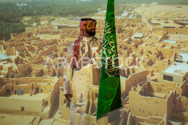 الاحتفال بيوم العلم السعودي في11 مارس، ذكرى يوم الاستقلال للسعودية في 23 سبتمبر، الأعياد والمناسبات الوطنية، شاب عربي خليجي سعودي مبتسم يرتدي الزي التقليدي ويقف بجانب علم المملكة العربية السعودية، الخلفية قصر سلوى الدرعية البجيري في الرياض، ايماءات الفرح والسرور