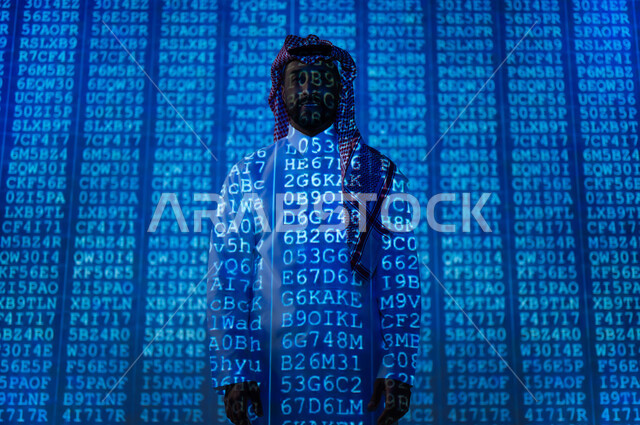 مفهوم تكنولوجيا الأعمال المتعلقة بالأمن السيبراني وحماية المعلومات, أكواد و رموز برمجية تشير لبيانات محمية, رجل عربي خليجي سعودي يرتدي الثوب التقليدي و الشماغ ينظر الى الكاميرا بإيماءات الثقة بالنفس, خلفية هولوجرامية ثلاثية الأبعاد باللون الأزرق