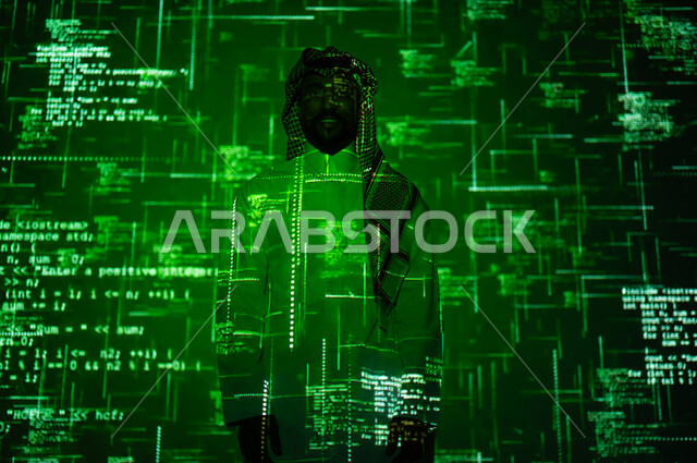 التقدم الرقمي و التقني والتكنولوجي, استخدام لغات البرمجة, صورة من الخلف لرجل عربي خليجي سعودي يرتدي الثوب التقليدي و الشماغ يقف امام الأكواد و الخوارزميات البرمجية, خلفية هولوجرامية ثلاثية الأبعاد باللون الاخضر