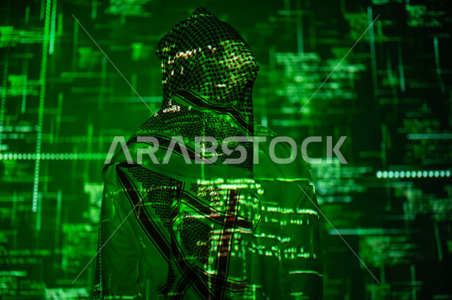 التطور الرقمي و التقني والتكنولوجي, استخدام لغات البرمجة, صورة من الخلف لرجل عربي خليجي سعودي يرتدي الثوب التقليدي و الشماغ يقف امام الأكواد و الخوارزميات البرمجية, خلفية هولوجرامية ثلاثية الأبعاد باللون الاخضر