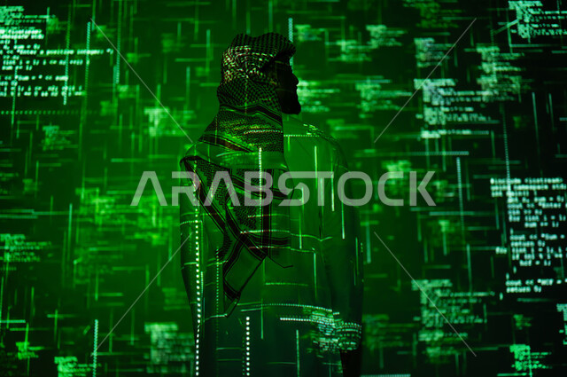 التطور الرقمي و التقني والتكنولوجي, استخدام لغات البرمجة, صورة من الخلف لرجل عربي خليجي سعودي يرتدي الثوب التقليدي و الشماغ يقف امام الأكواد و الخوارزميات البرمجية, خلفية هولوجرامية ثلاثية الأبعاد باللون الاخضر
