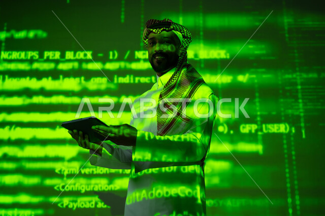 رموز واحرف وارقام، استخدام التقنيات الحديثة, دمج العلم بالتكنولوجيا، أرقام وحسابات في مادة الرياضيات، رجل عربي خليجي سعودي يرتدي الثوب التقليدي والشماغ يحمل بيده جهاز التابلت اللوحي, التطور العلمي و التقني في المملكة, خلفية خضراء للقوانين والمعادلات