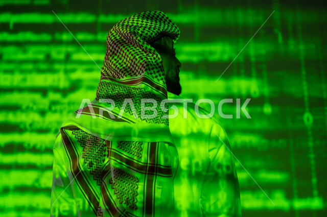 التقدم العلمي و التقني في المملكة العربية السعودية, حسابات وأرقام في مادة الرياضيات، صورة من الخلف لرجل عربي خليجي سعودي يرتدي الثوب التقليدي والشماغ يقف أمام المعادلات الحسابية, خلفية خضراء للقوانين والخوارزميات