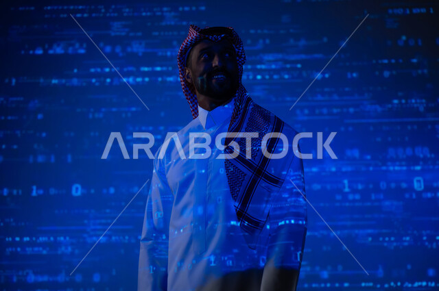 المواد الحسابية والأرقام والحسابات، رجل عربي خليجي سعودي يرتدي الثوب التقليدي والشماغ يقف باستقامة ينظر الى الكاميرا بإيماءات السرور, التطور العلمي و التقني في المملكة العربية السعودية, خلفية زرقاء للقوانين والمعادلات