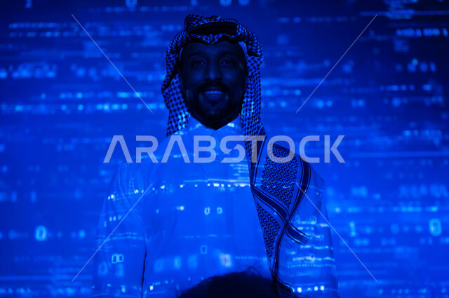 المواد الحسابية والأرقام والحسابات، رجل عربي خليجي سعودي يرتدي الثوب التقليدي والشماغ يقف باستقامة ينظر الى الكاميرا بإيماءات السرور, التطور العلمي و التقني في المملكة العربية السعودية, خلفية زرقاء للقوانين والمعادلات