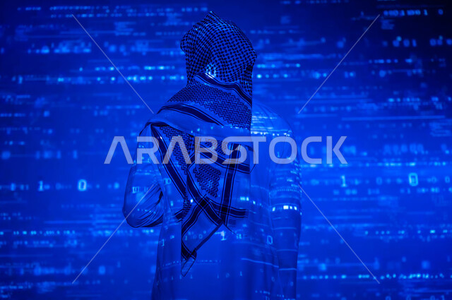 التقدم العلمي و التقني في المملكة العربية السعودية, حسابات وأرقام في مادة الرياضيات، صورة من الخلف لرجل عربي خليجي سعودي يرتدي الثوب التقليدي والشماغ يقف أمام المعادلات الحسابية, خلفية زرقاء للقوانين والخوارزميات