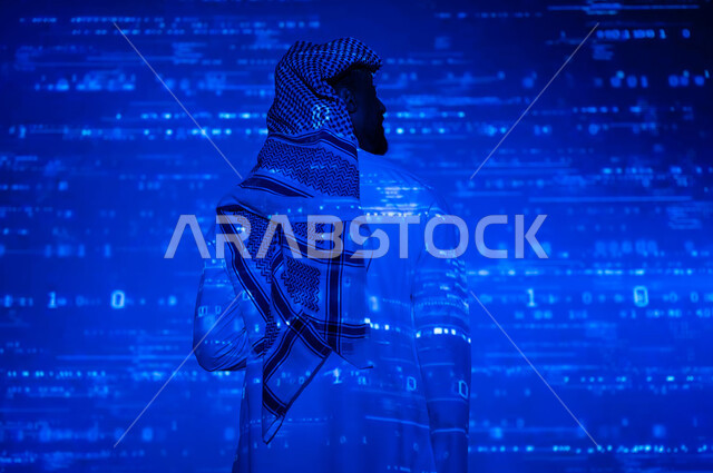 التقدم العلمي و التقني في المملكة العربية السعودية, حسابات وأرقام في مادة الرياضيات، صورة من الخلف لرجل عربي خليجي سعودي يرتدي الثوب التقليدي والشماغ يقف أمام المعادلات الحسابية, خلفية زرقاء للقوانين والخوارزميات