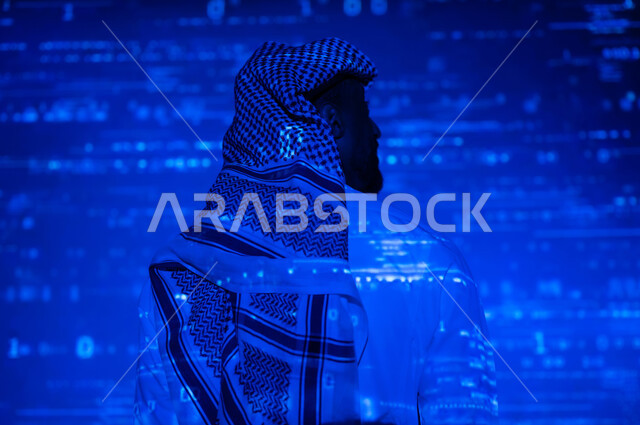 التقدم العلمي و التقني في المملكة العربية السعودية, حسابات وأرقام في مادة الرياضيات، صورة من الخلف لرجل عربي خليجي سعودي يرتدي الثوب التقليدي والشماغ يقف أمام المعادلات الحسابية, خلفية زرقاء للقوانين والخوارزميات