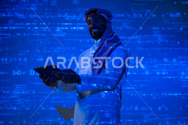 مفهوم التطور العلمي و التقني في المملكة العربية السعودية, استخدام التقنيات الحديثة, دمج العلم بالتكنولوجيا، أرقام وحسابات في مادة الرياضيات، رجل عربي خليجي سعودي يرتدي الثوب التقليدي والشماغ يحمل بيده جهاز التابلت اللوحي, خلفية زرقاء للقوانين والمعادلات