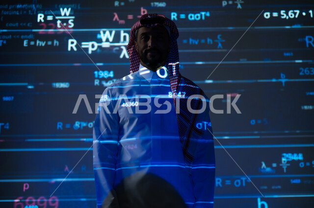 حسابات وأرقام في مادة الرياضيات، رجل عربي خليجي سعودي يرتدي الثوب التقليدي والشماغ يقف باستقامة ينظر الى الكاميرا بإيماءات السرور, التطور العلمي و التقني في المملكة العربية السعودية, خلفية زرقاء للقوانين والمعادلات