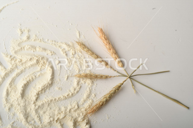 حفنة من الأرز والقمح والزبيب والطحين على خلفية بيضاء