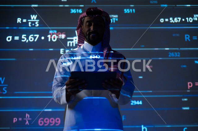استخدام التقنيات الحديثة, دمج العلم بالتكنولوجيا، أرقام وحسابات في مادة الرياضيات، رجل عربي خليجي سعودي يرتدي الثوب التقليدي والشماغ يحمل بيده جهاز التابلت اللوحي, التطور العلمي و التقني في المملكة العربية السعودية, خلفية زرقاء للقوانين والمعادلات