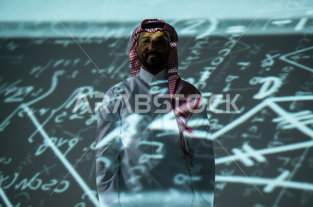 التطور العلمي و التقني في المملكة العربية السعودية, أرقام وحسابات في مادة الرياضيات، رجل عربي خليجي سعودي يرتدي الثوب التقليدي والشماغ يقف باستقامة ينظر الى الكاميرا بإيماءات الثقة بالنفس, القوانين والمعادلات الرياضية