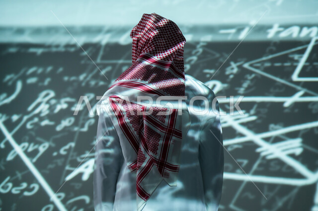 التطور العلمي و التقني في المملكة العربية السعودية, أرقام وحسابات في مادة الرياضيات، صورة من الخلف لرجل عربي خليجي سعودي يرتدي الثوب التقليدي والشماغ يقف أمام المعادلات الحسابية والقوانين الرياضية, القوانين والخوارزميات الرياضية