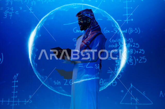 اشكال هندسية وحسابات و أرقام، استخدام التقنيات الحديثة, دمج العلم بالتكنولوجيا، رجل عربي خليجي سعودي يرتدي الثوب التقليدي والشماغ يحمل بيده جهاز التابلت اللوحي, التطور العلمي و التقني في المملكة العربية السعودية، خلفية هولوجرامية زرقاء ثلاثية الأبعاد
