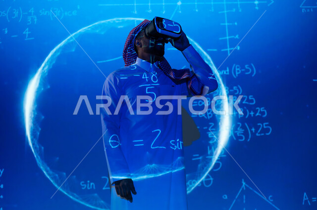 رؤية مستقبلية 2030 ، التطور العلمي والتقني في المملكة، محاكاة الواقع الافتراضي، شاب عربي خليجي سعودي يرتدي الثوب التقليدي والشماغ ينظر من خلال نظارات الفي ار يرفع اصبع السبابة للاعلى، حسابات و أرقام واشكال هندسية، خلفية هولوجرامية زرقاء ثلاثية الأبعاد