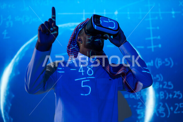 رؤية مستقبلية 2030 ، التطور العلمي والتقني في المملكة، محاكاة الواقع الافتراضي، شاب عربي خليجي سعودي يرتدي الثوب التقليدي والشماغ ينظر من خلال نظارات الفي ار يرفع اصبع السبابة للاعلى، حسابات و أرقام واشكال هندسية، خلفية هولوجرامية زرقاء ثلاثية الأبعاد