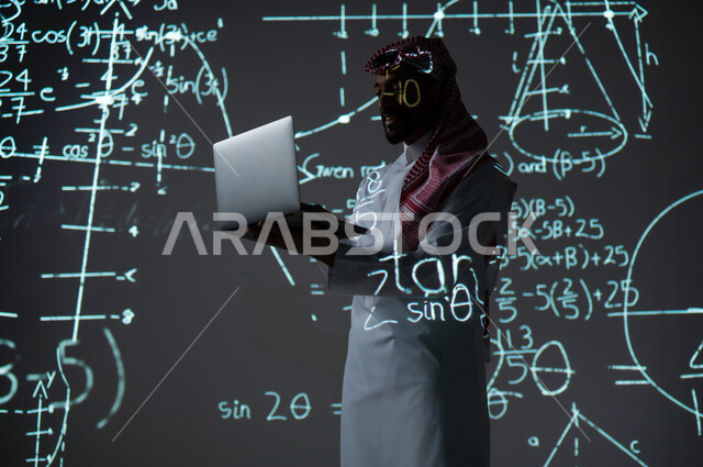 التطور العلمي و التقني في المملكة العربية السعودية, استخدام التقنيات الحديثة, دمج العلم بالتكنولوجيا، أرقام وحسابات في مادة الرياضيات، رجل عربي خليجي سعودي يرتدي الثوب التقليدي والشماغ يحمل بيده جهاز التابلت اللوحي, خلفية سوداء للقوانين والمعادلات الرياضية الملونة