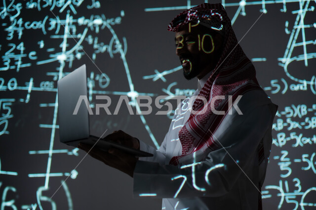 التطور العلمي و التقني في المملكة العربية السعودية, استخدام التقنيات الحديثة, دمج العلم بالتكنولوجيا، أرقام وحسابات في مادة الرياضيات، رجل عربي خليجي سعودي يرتدي الثوب التقليدي والشماغ يحمل بيده جهاز التابلت اللوحي, خلفية سوداء للقوانين والمعادلات الرياضية الملونة