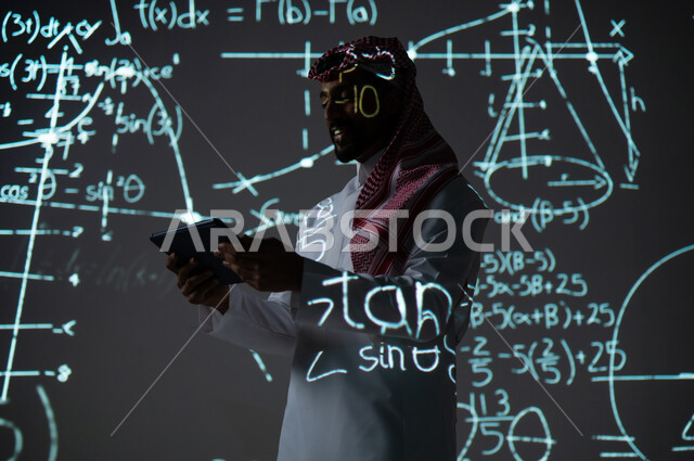 استخدام التقنيات الحديثة, دمج العلم بالتكنولوجيا، أرقام وحسابات في مادة الرياضيات، رجل عربي خليجي سعودي يرتدي الثوب التقليدي والشماغ يحمل بيده جهاز التابلت اللوحي, التطور العلمي و التقني في المملكة العربية السعودية, خلفية سوداء للقوانين والمعادلات الرياضية الملونة