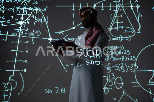 استخدام التقنيات الحديثة, دمج العلم بالتكنولوجيا، أرقام وحسابات في مادة الرياضيات، رجل عربي خليجي سعودي يرتدي الثوب التقليدي والشماغ يحمل بيده جهاز التابلت اللوحي, التطور العلمي و التقني في المملكة العربية السعودية, خلفية سوداء للقوانين والمعادلات الرياضية الملونة