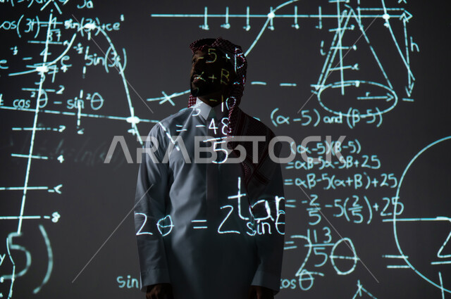 أرقام وحسابات في مادة الرياضيات، رجل عربي خليجي سعودي يرتدي الثوب التقليدي والشماغ يقف باستقامة ينظر الى الكاميرا بإيماءات الثقة بالنفس, التطور العلمي و التقني في المملكة العربية السعودية, خلفية سوداء للقوانين والمعادلات الرياضية الملونة