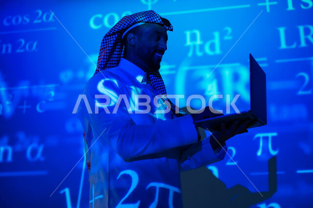 استخدام التقنيات الحديثة, دمج العلم بالتكنولوجيا، أرقام وحسابات في مادة الرياضيات، رجل عربي خليجي سعودي يرتدي الثوب التقليدي والشماغ يحمل بيده جهاز اللابتوب المحمول , التطور العلمي و التقني في المملكة العربية السعودية, خلفية زرقاء للقوانين والمعادلات الرياضية