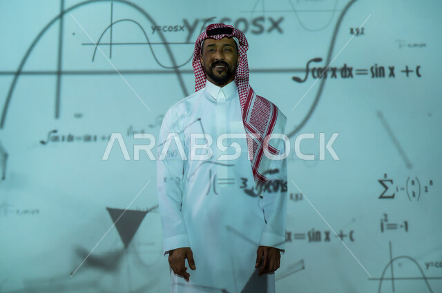 أرقام وحسابات في مادة الرياضيات، رجل عربي خليجي سعودي يرتدي الثوب التقليدي والشماغ يقف باستقامة ينظر الى الكاميرا بإيماءات الثقة بالنفس, التطور العلمي و التقني في المملكة العربية السعودية, خلفية قوانين ومعادلات رياضية