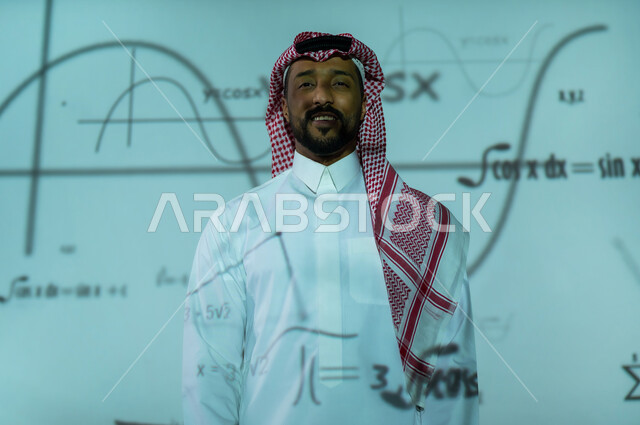 أرقام وحسابات في مادة الرياضيات، رجل عربي خليجي سعودي يرتدي الثوب التقليدي والشماغ يقف باستقامة ينظر الى الكاميرا بإيماءات الثقة بالنفس, التطور العلمي و التقني في المملكة العربية السعودية, خلفية قوانين ومعادلات رياضية