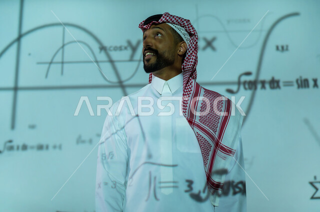 أرقام وحسابات في مادة الرياضيات، رجل عربي خليجي سعودي يرتدي الثوب التقليدي والشماغ يقف باستقامة ينظر الى شيء ما بإيماءات السرور, التطور العلمي و التقني في المملكة العربية السعودية, خلفية قوانين ومعادلات رياضية