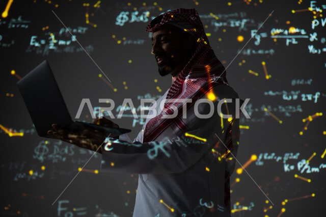 دمج العلم بالتكنولوجيا، أرقام وحسابات في مادة الرياضيات، رجل عربي خليجي سعودي يرتدي الثوب التقليدي والشماغ يحمل بيده جهاز اللابتوب المحمول , التطور العلمي و التقني في المملكة, استخدام التقنيات الحديثة, خلفية سوداء للقوانين والمعادلات الرياضية الملونة