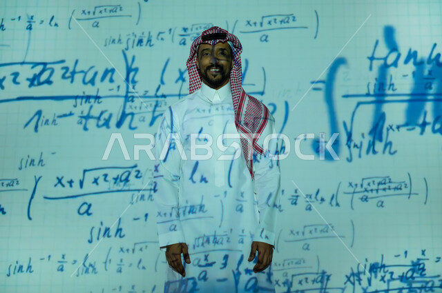 أرقام وحسابات في مادة الرياضيات، رجل عربي خليجي سعودي يرتدي الثوب التقليدي والشماغ يقف باستقامة ينظر الى الكاميرا بإيماءات الثقة بالنفس, التطور العلمي و التقني في المملكة العربية السعودية, خلفية قوانين ومعادلات رياضية