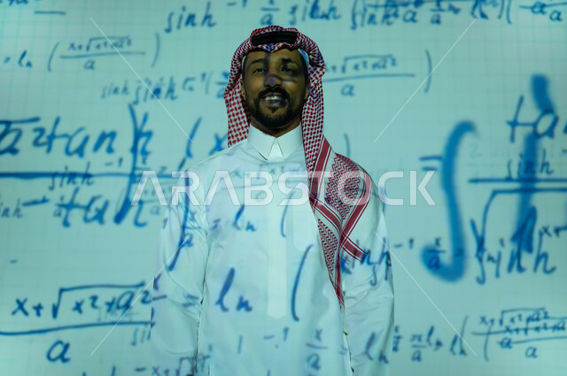 أرقام وحسابات في مادة الرياضيات، رجل عربي خليجي سعودي يرتدي الثوب التقليدي والشماغ يقف باستقامة ينظر الى الكاميرا بإيماءات الثقة بالنفس, التطور العلمي و التقني في المملكة العربية السعودية, خلفية قوانين ومعادلات رياضية
