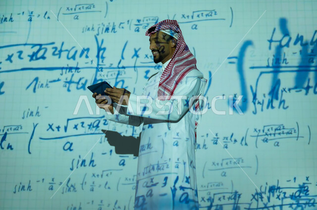 دمج العلم بالتكنولوجيا، أرقام وحسابات في مادة الرياضيات، رجل عربي خليجي سعودي يرتدي الثوب التقليدي والشماغ يحمل بيده جهار لوحي , التطور العلمي و التقني في المملكة العربية السعودية, استخدام التقنيات الحديثة, خلفية قوانين ومعادلات رياضية