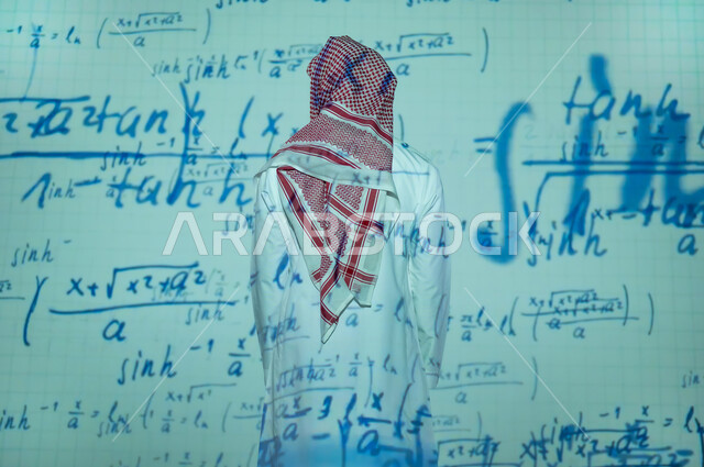 التطور العلمي والتقني في المملكة العربية السعودية, دمج العلم بالتكنولوجيا في مادة الرياضيات، رجل عربي خليجي سعودي يرتدي الثوب التقليدي والشماغ يقف أمام أرقام وحسابات رياضية باللون الأزرق، الخلفية قوانين خوارزميات رياضية