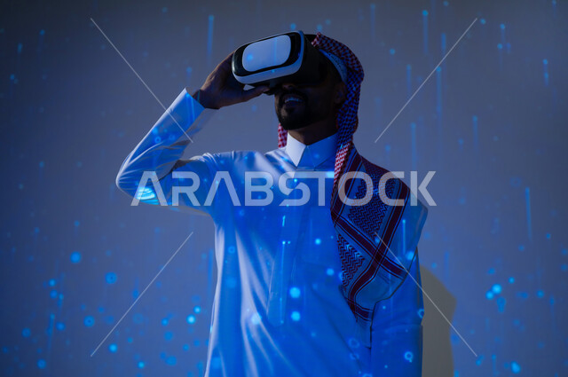 رؤية مستقبلية سعودية ٢٠٣٠، التطور التكنولوجي والرقمي في المملكة العربية السعودية، شاب عربي سعودي خليجي يرتدي الثوب التقليدي يضع نظارات الفي ار وينظر بايماءات السعادة والفخر، خلفية هيولوجرامية ثلاثية الأبعاد لخطوط ونقاط مضيئة